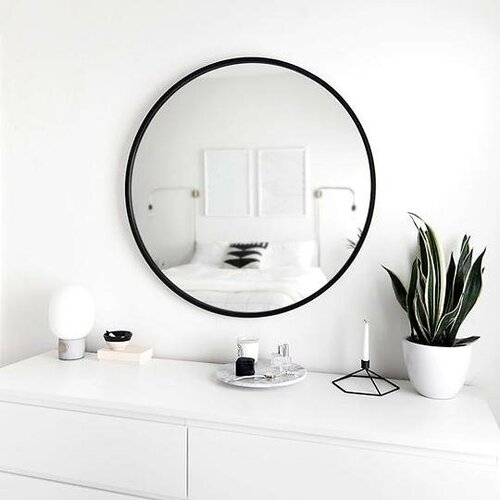 Круглое зеркало в черной тонкой раме 50 см