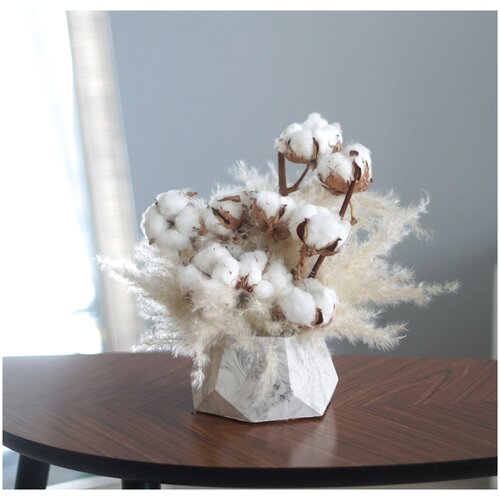 Мраморное кашпо с хлопком и кортадерией