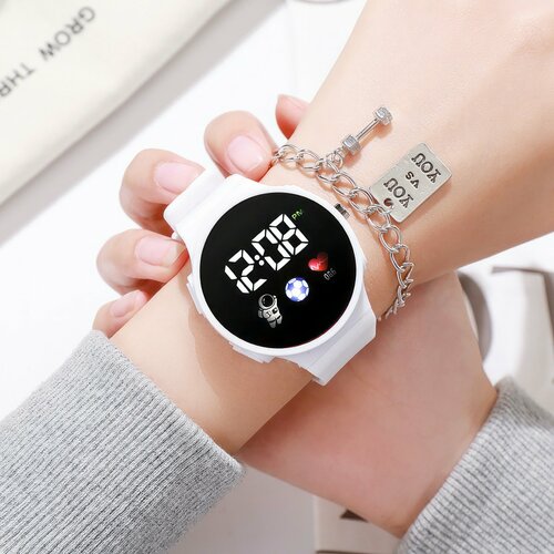 Электронные наручные часы круглой формы белые