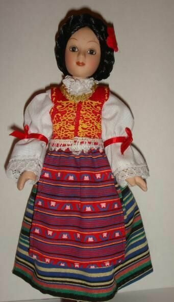 Кукла коллекционная в сербском праздничном костюме