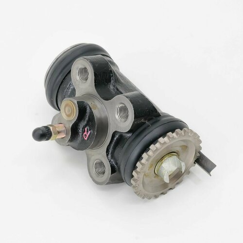 Рабочий тормозной цилиндр задний ISUZU FORWARD 46*50, диаметр 38, с прокачкой правый, YAMASIDA