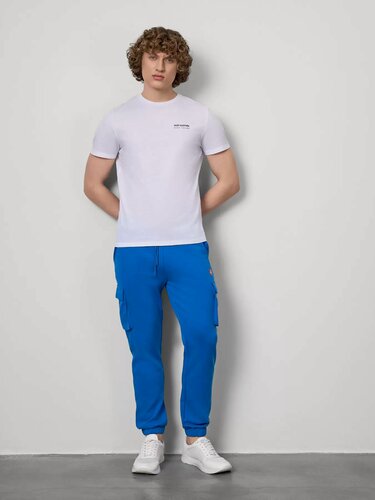 Изображение товара Брюки спортивные Голубой. Декор термологотип. Пояс резинка, шнурок. Карманы спереди 2 б/заст, боковые 2 б/заст клапан