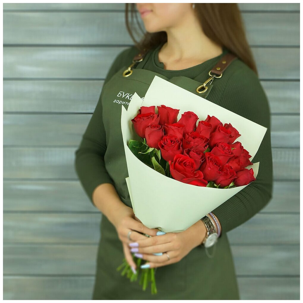 Букет из живых цветов 21 красной розы в упаковке 40см
