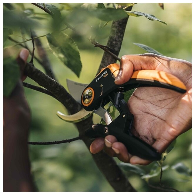 Секатор плоскостной Fiskars Plus PowerLever P721 1057170