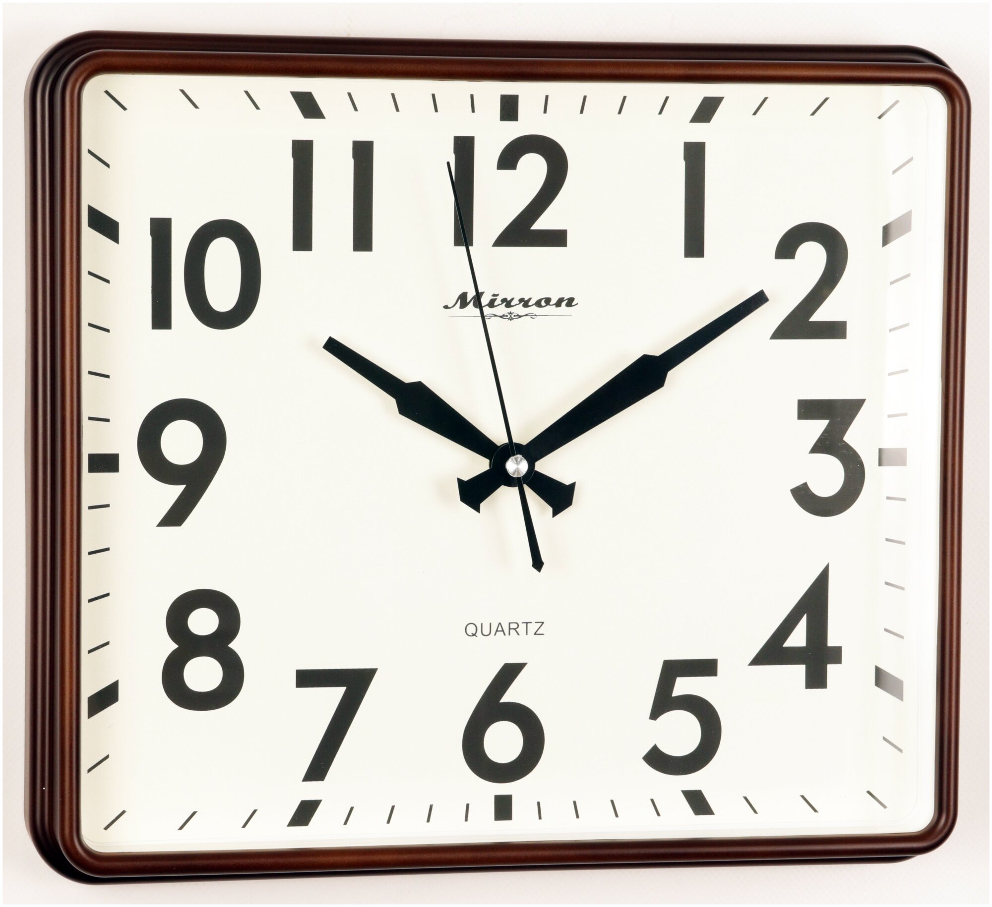Большие настенные прямоугольные часы MIRRON P3095A ТДБ/Кварцевый механизм/Коричневый цвет корпуса/Белый (светлый) циферблат/Часы в комнату/В спальню