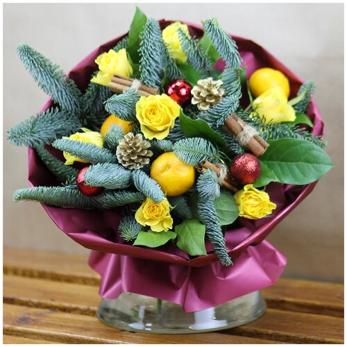 Новогодний букет живых цветов из жёлтых роз с мандаринами