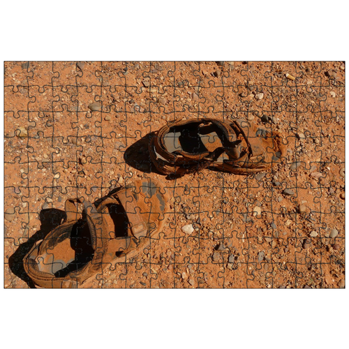 фото Магнитный пазл 27x18см."сандалии, обувь, грязь" на холодильник lotsprints