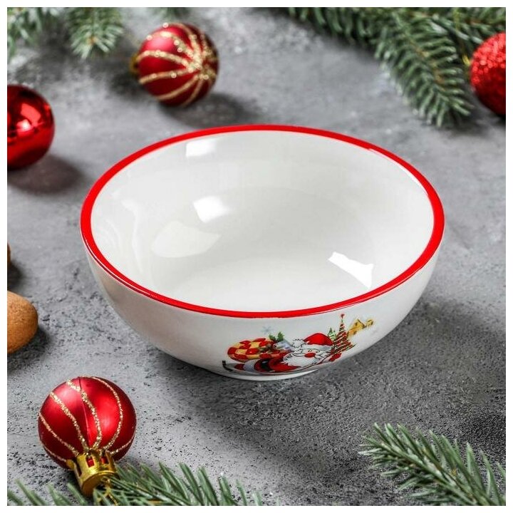 фото Диаметр, см|11; Набор|Нет; Цвет|Белый; Форма|Круглая; Объём, л|0.2; Рисунок|Да; Крышка|Нет; Тематика праздника|Новый год; Материал|Доломит; Можно мыть в посудомоечной машине|Да; Можно использовать в СВЧ-печи|Да;