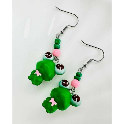 Бижутерия женская серьги подвески пластиковые/ Летние зеленые серьги лягушки, сережки с лягушками с короной, жабами