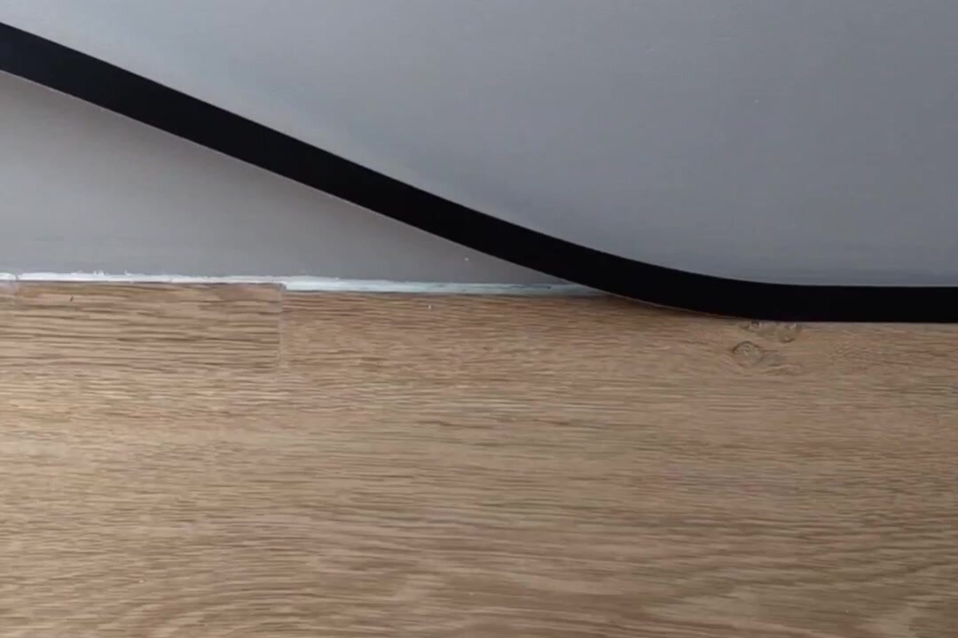 Микроплинтус с термоклеем Дуб сонома — фото 1