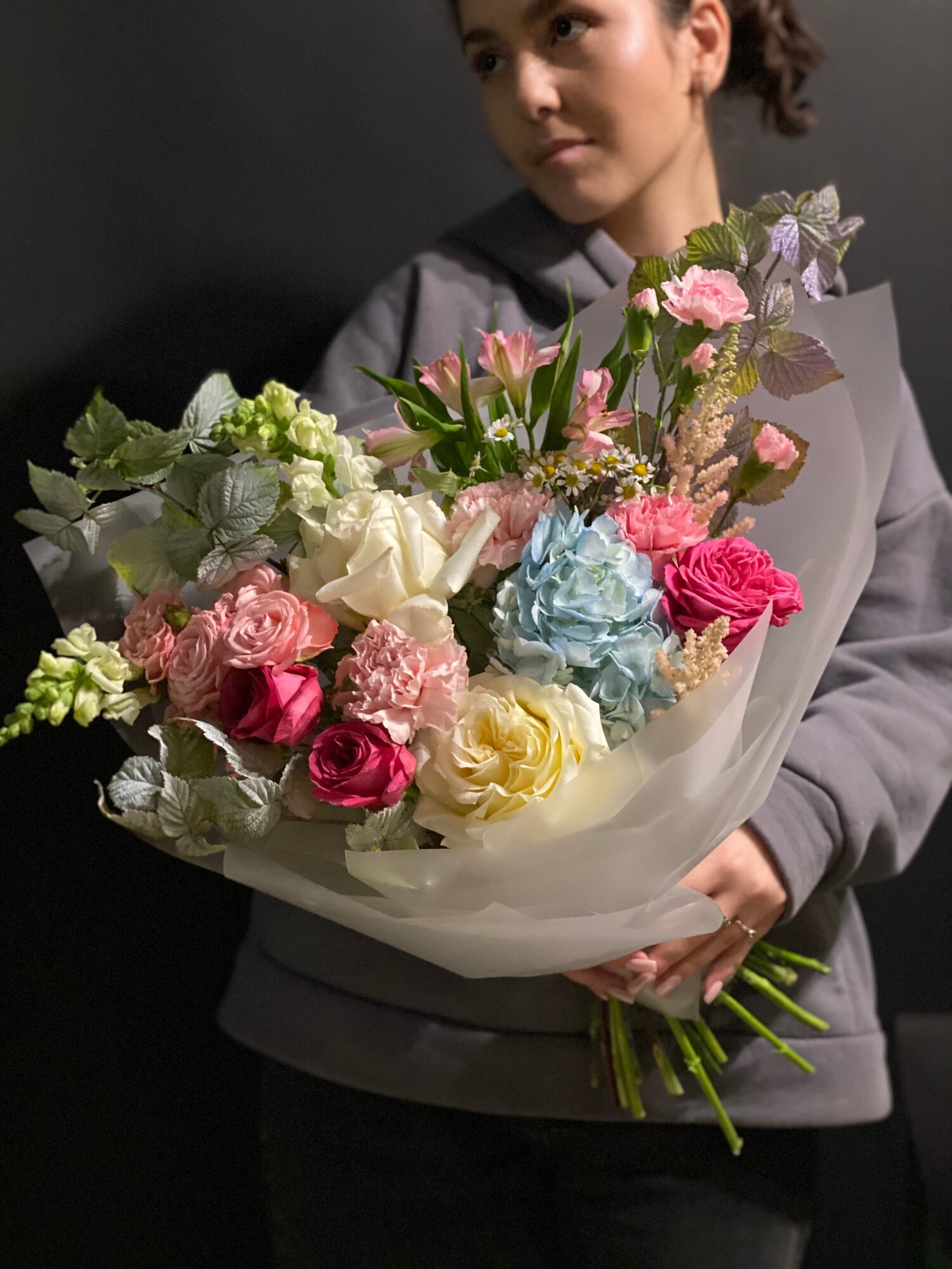 Букет Воздушный с садовыми розами и цветами лета