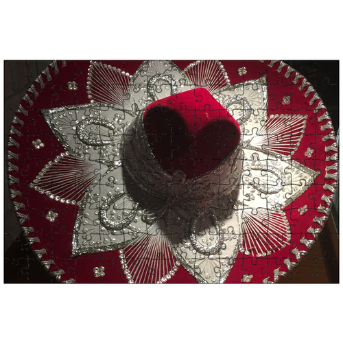 фото Магнитный пазл 27x18см."мексиканская шляпа, красный, серебро" на холодильник lotsprints