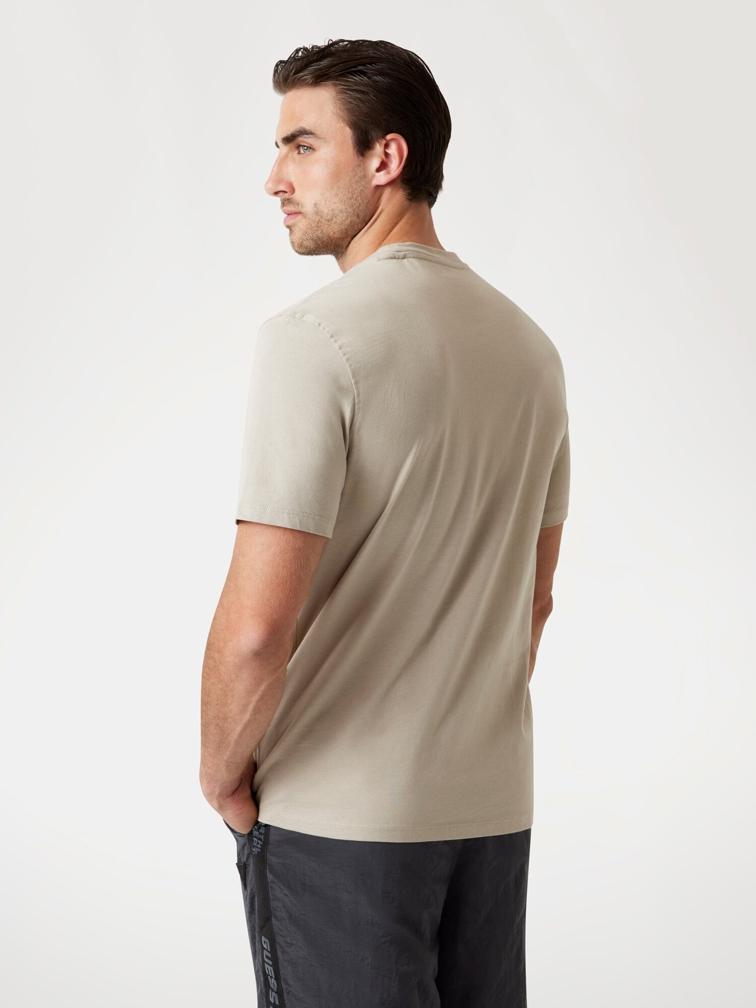 Футболка GUESS , ASCANIO CN T-SHIRT, размер XXL, коричневый — фото 1