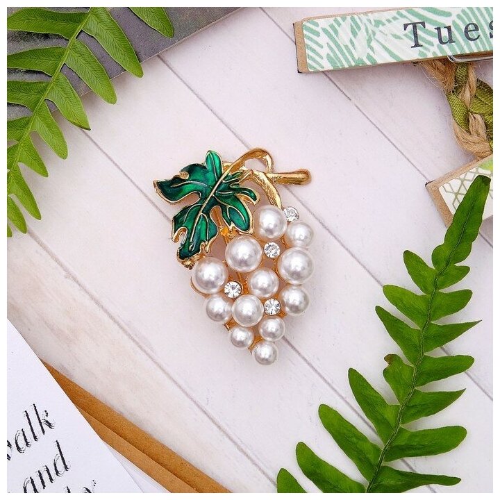 фото Брошь Виноградная веточка цвет бело-зелёный в золоте