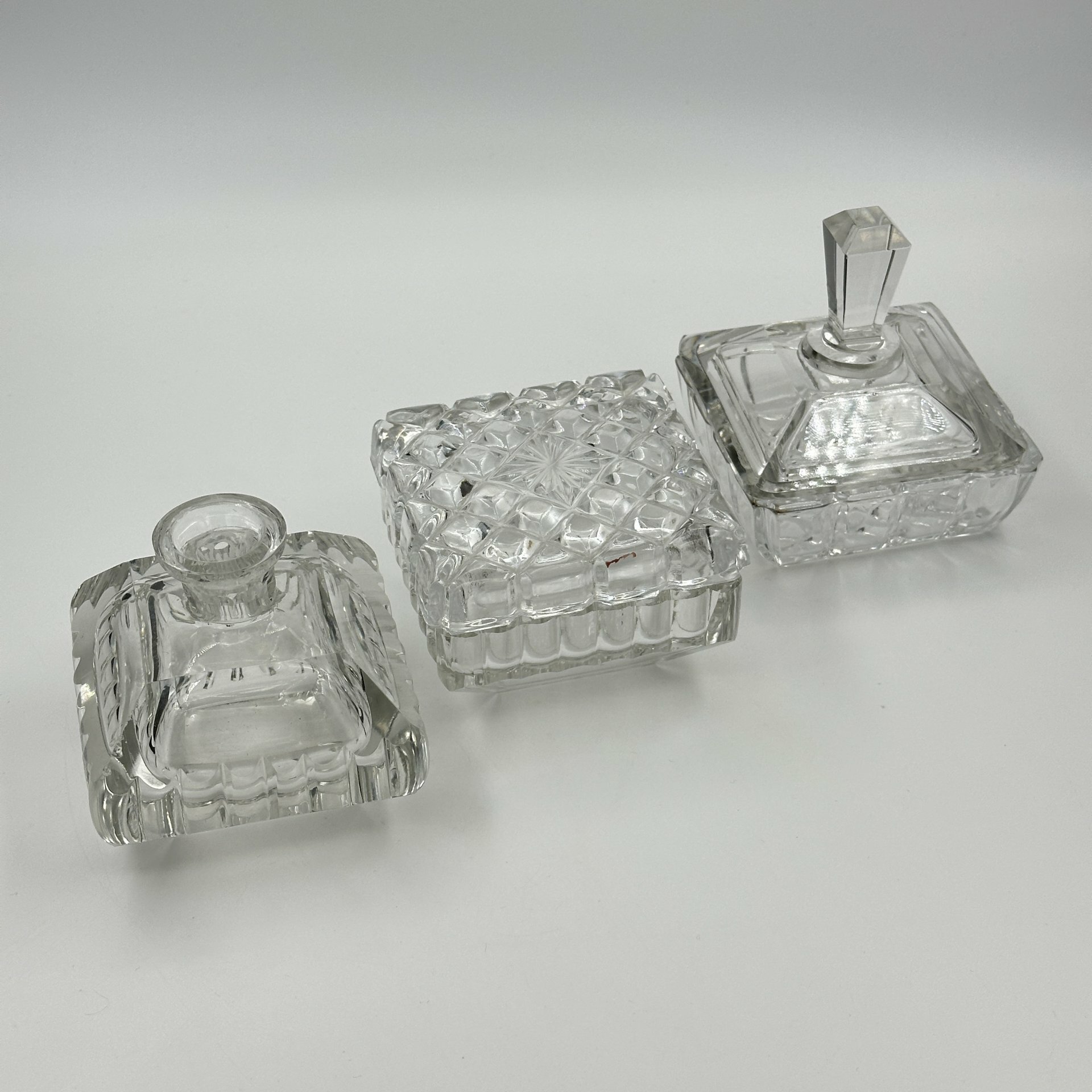 фото Парфюмерный дамский набор (флакон, пудреница, шкатулка), хрусталь, СССР, 1970-1980 гг.