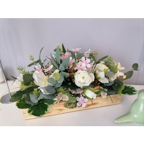 Композиция из искусственных цветов 