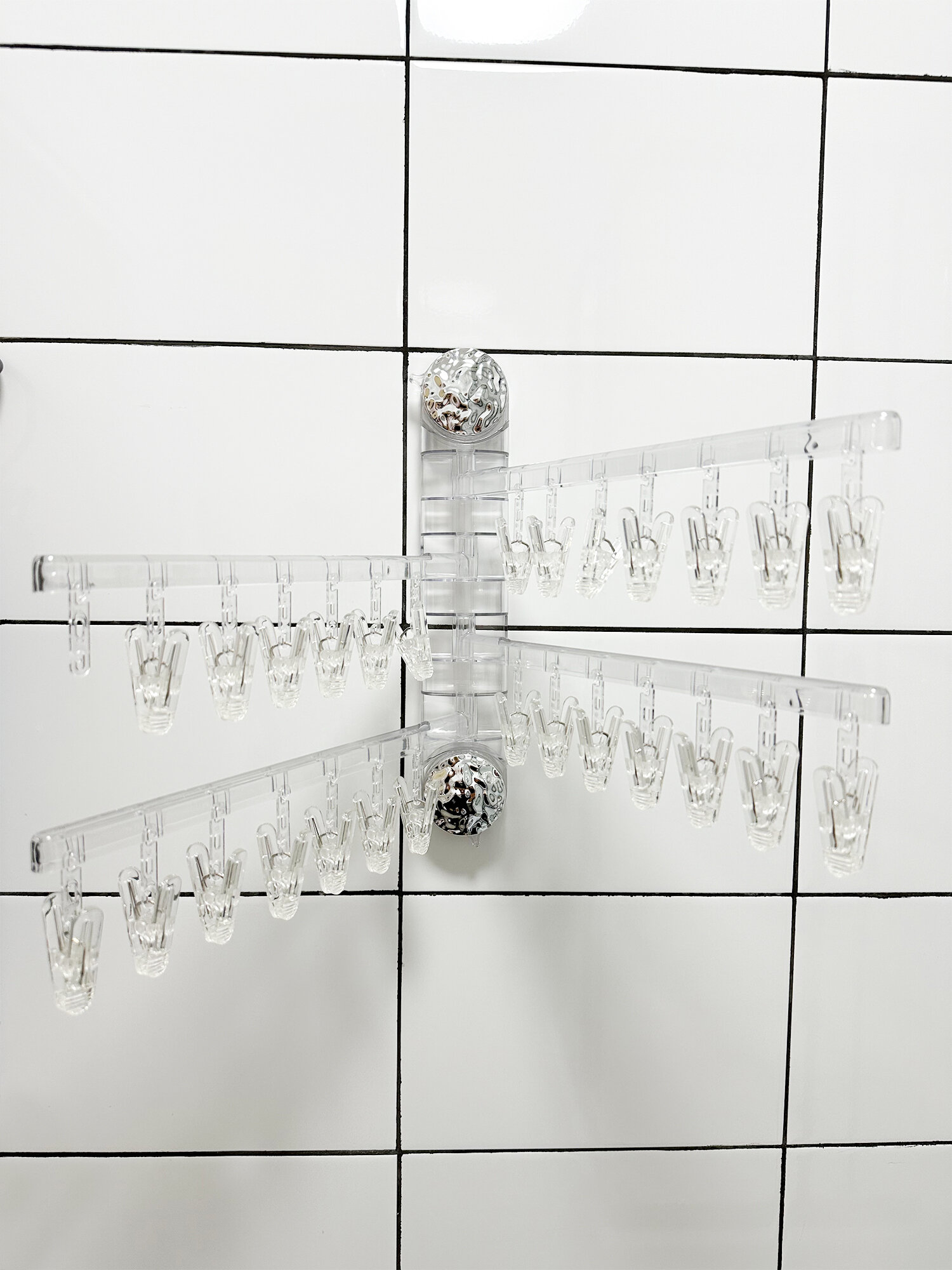 фото Поворотный держатель для полотенец в ванную комнату черный