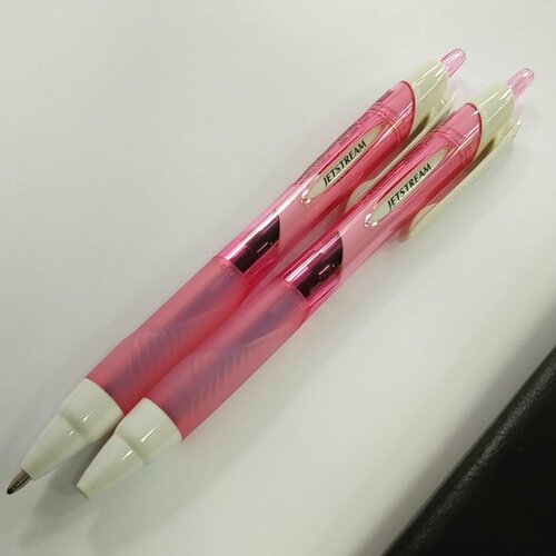 Набор 2 автоматические ручки чёрного цвета 10 мм UNI Jetstream Sport розовый корпус 150₽