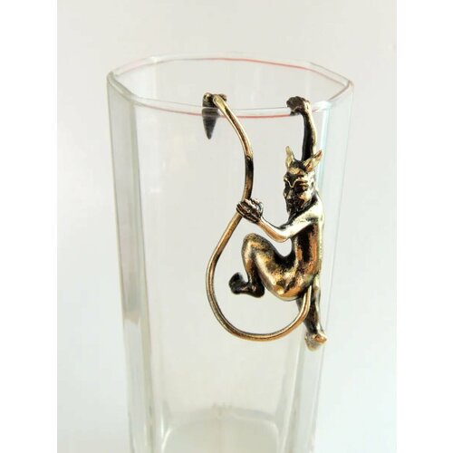 Чертик висячий на кружке латунная статуэтка