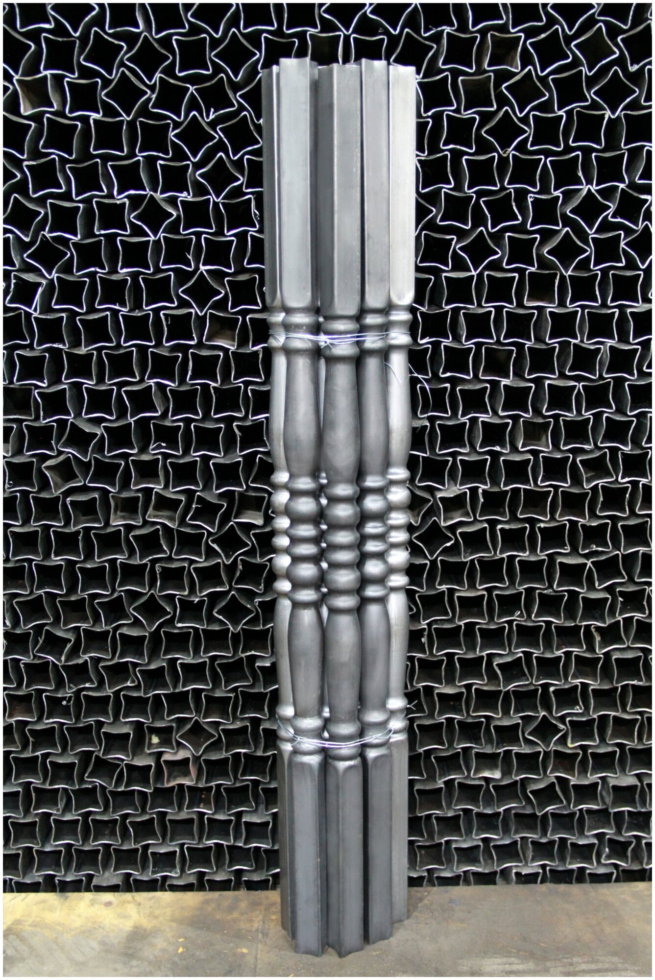 Набор балясин кованых металлических Royal Kovka, 9 шт., диаметр 42 мм, квадратные окончания 33х33 мм, арт. 33*33.2 КВ 9 - фотография № 2