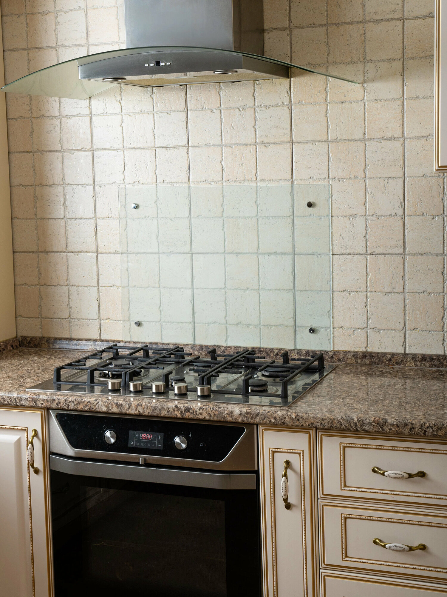 Защитный экран Normand из закаленного стекла 4 мм на кухню фартук от брызг для плиты; 800х600 мм матовый белый
