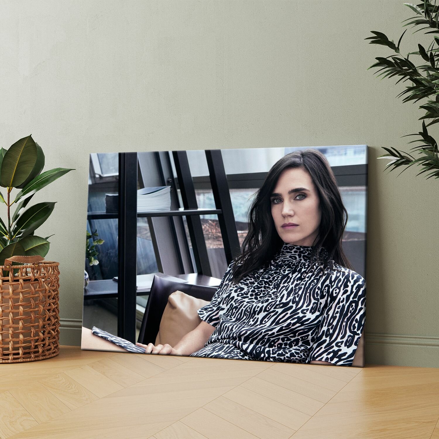 Картина на холсте (Женщина сидит в кресле с книгой) 20x30 см. Интерьерная, на стену.