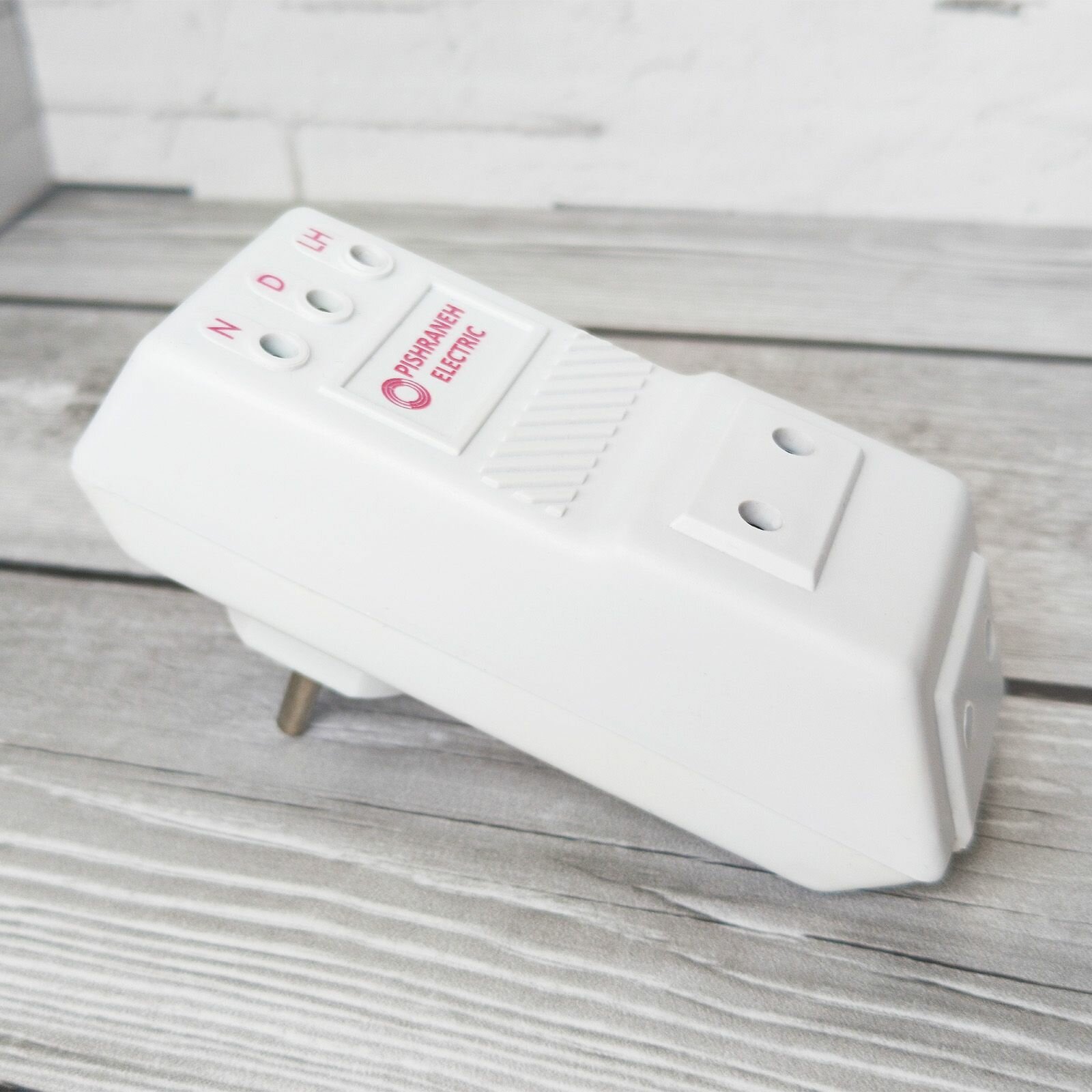 Реле напряжения в розетку — фото 1