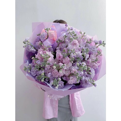 фото Букет из ароматной маттиолы яркий микс с доставкой flowersgo