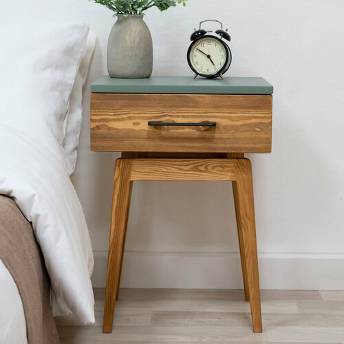 Тумба прикроватная Hugo из натурального дерева - массив сосны и береза. Высота 56 см. Размер 30х39х56 см. Цвет: коричневый, фисташка.