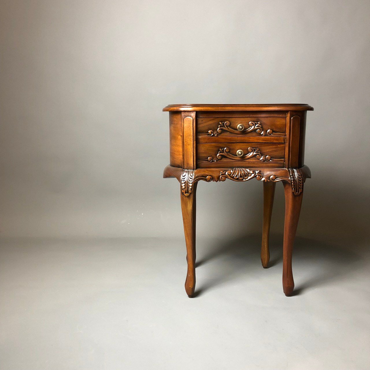 Прикроватная тумба с ящиками DOMKORLEONE из красного дерева  mahogany wood  форма Pecan  цвет орех HP  коричневый 