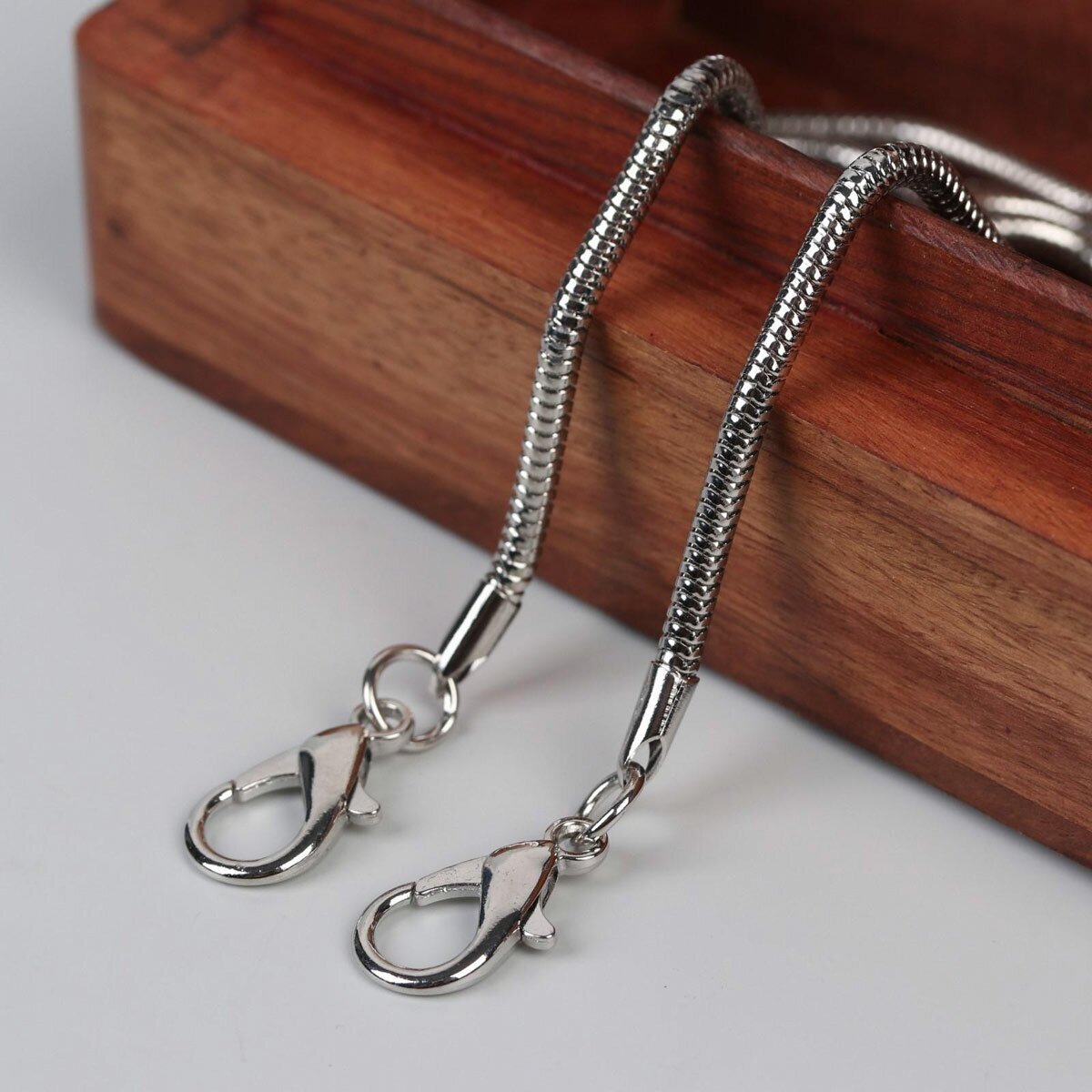 Цепочка-шнурок для сумки с карабинами железо, диаметр 0,32см*120см серебряный