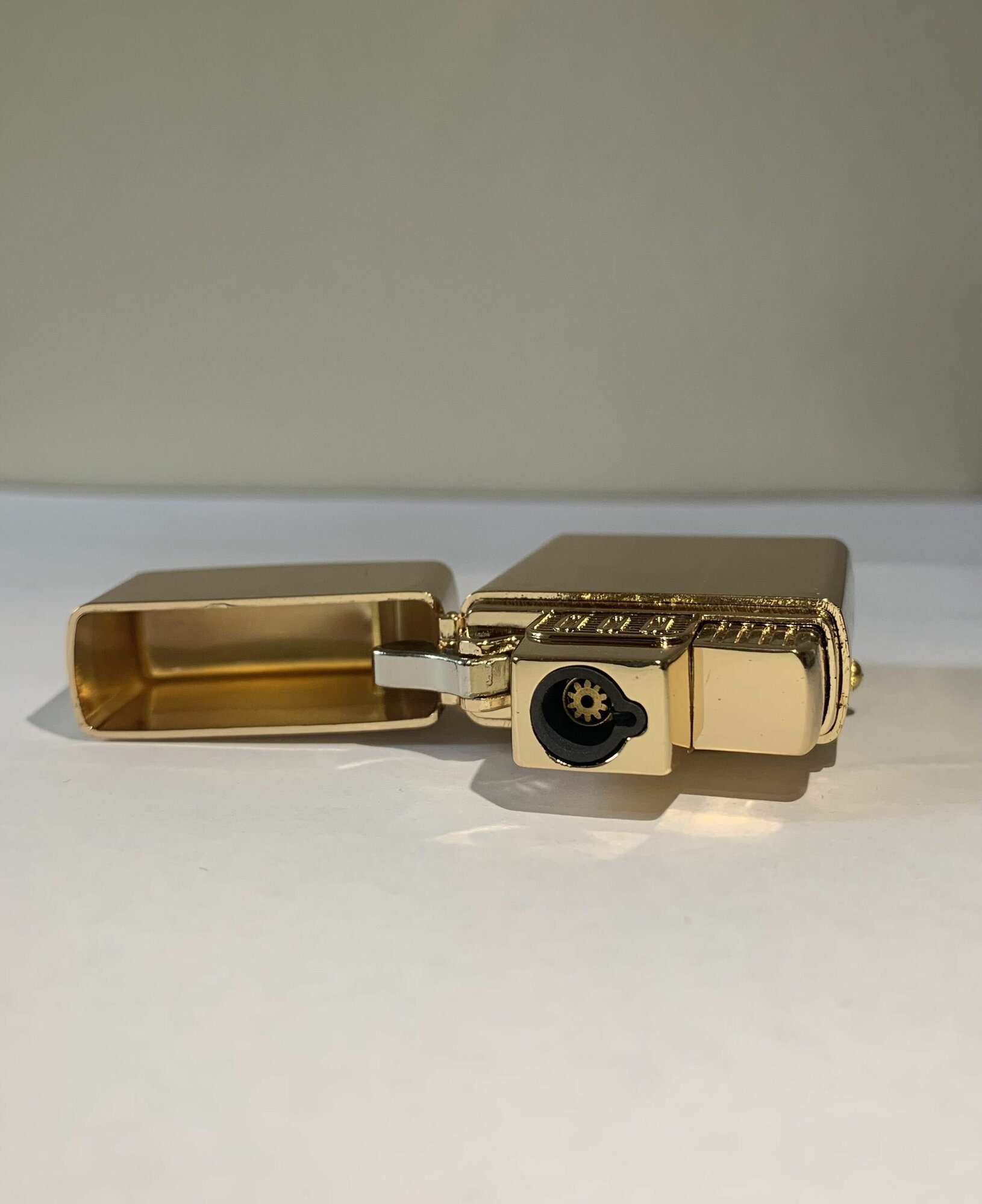 газовая турбо-зажигалка с часами подарочная, золотая - фотография № 2