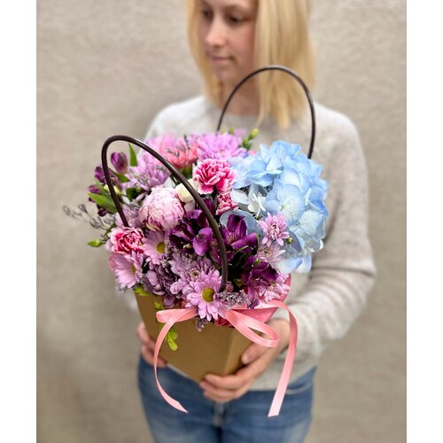 Букет свежих ассорти цветов в крафтовой сумочке