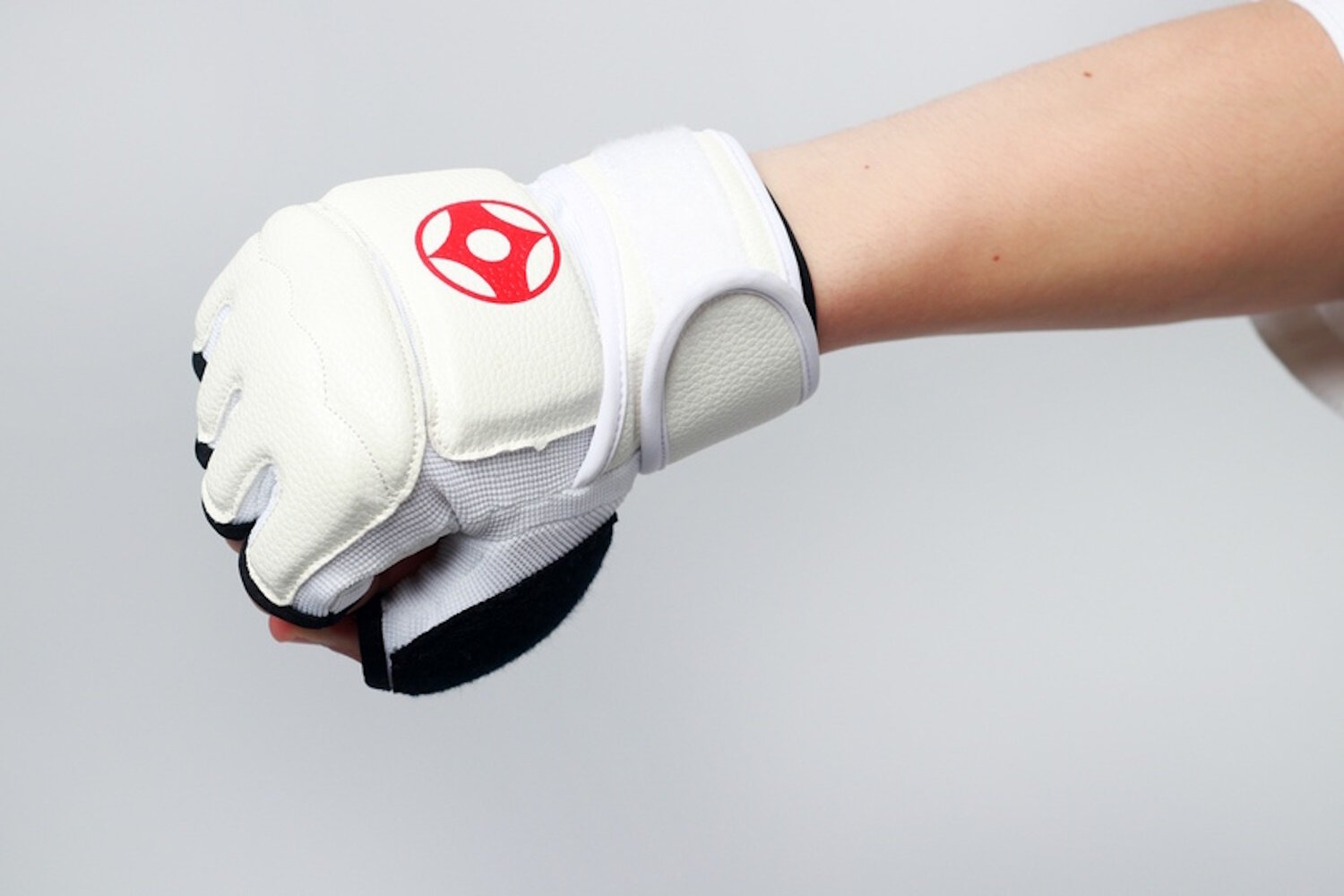 Перчатки для карате с эмблемой канку белые размер L