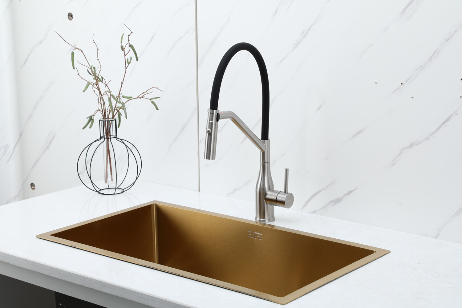 Смеситель для кухни с гибким изливом Gappo G4098-15 сатин/черный — фото 1