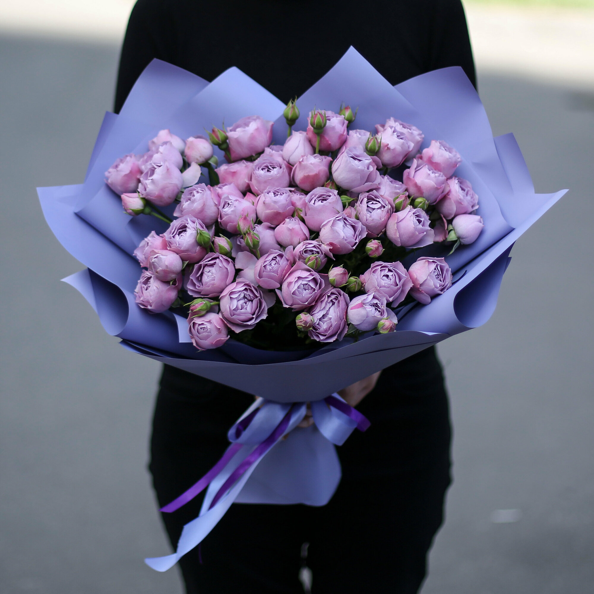 Цветы живые букет из 15 кустовых пионовидных роз Лавендер Бабблс в дизайнерской упаковке