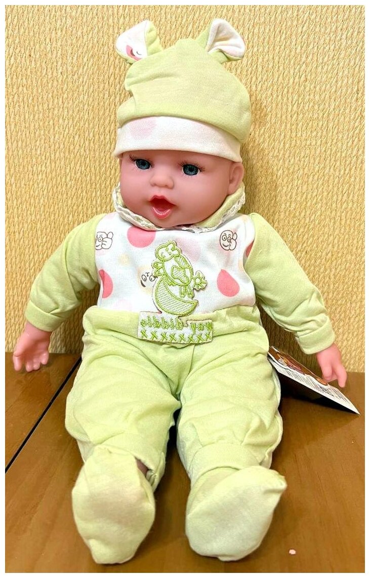 Пупс интерактивный 40 см в зеленой одежде, кукла карапуз умеет смеяться, малыш стильный, подарок на день рождения