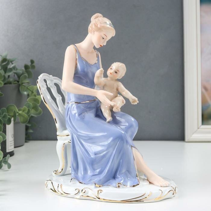Статуэтка "Мама с младенцем на стуле".