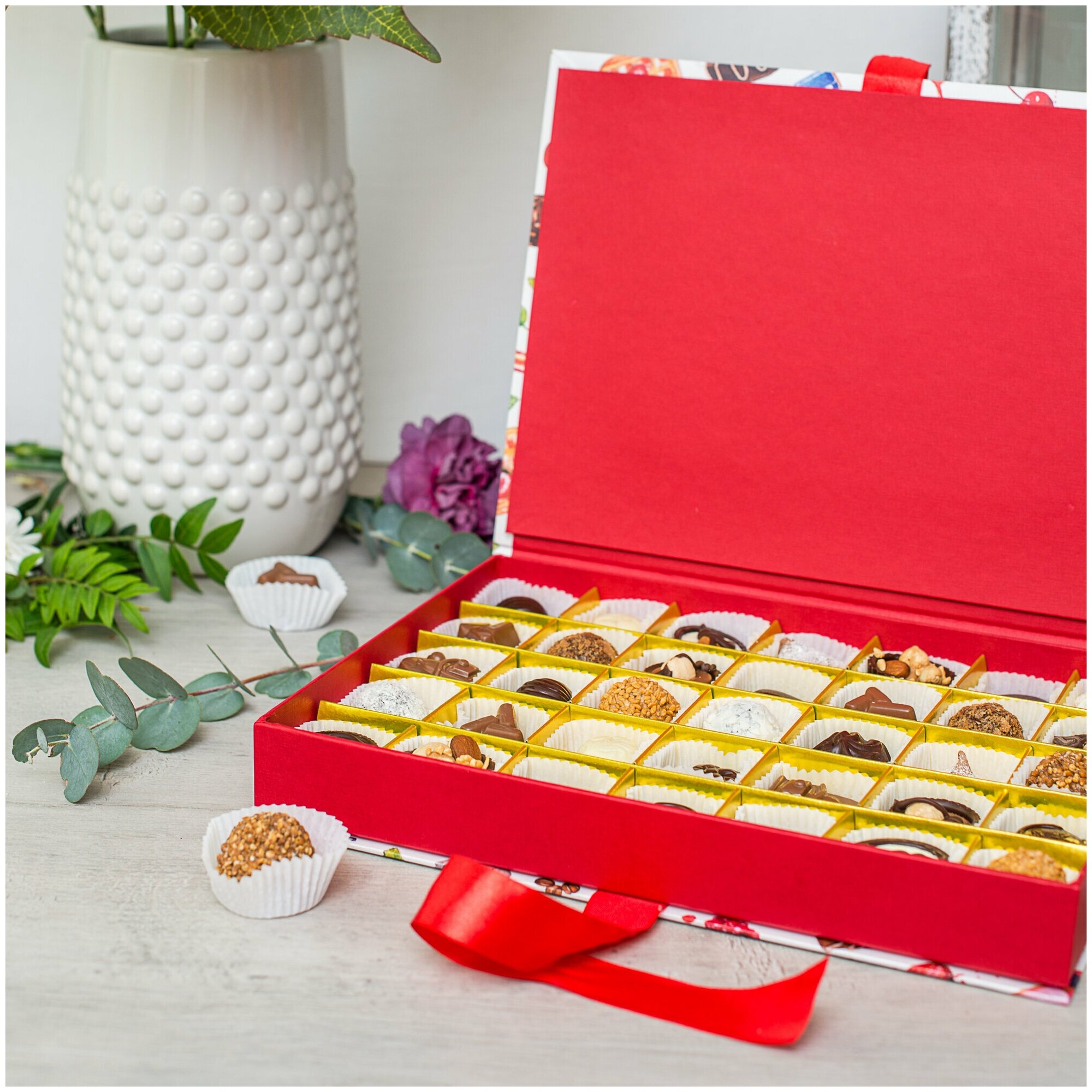 Коробка шоколадных конфет ручной работы Фраде/Frade - ФрадеАрт - Сальвадор Дали - Сон вызванный полётом пчелы - Фолиант на 35 конфет - фотография № 5