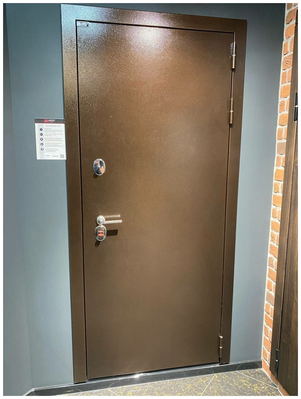 Входная стальная дверь для дома TERMOMAGNIT с терморазрывом с внутренней белой панелью 27 эмаль RAL 9003, размер по коробке 960х2050, правая - фотография № 2
