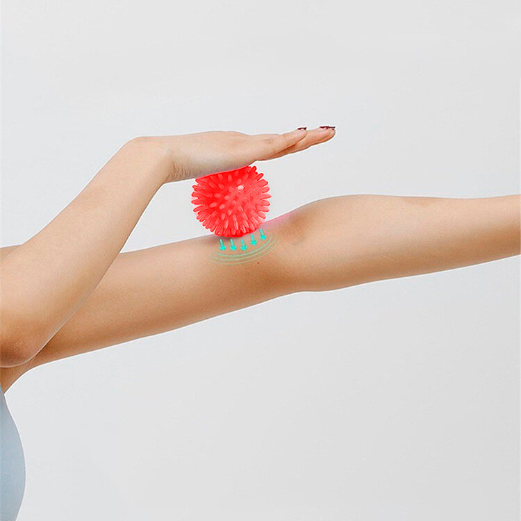 Массажный мяч с шипами Ø 7 см для фитнеса, йоги и МФР, красный - фотография № 4