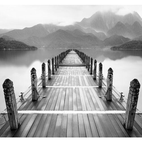 Моющиеся виниловые фотообои GrandPiK Пристань у озера и горы (черно-белое), 300х280 см