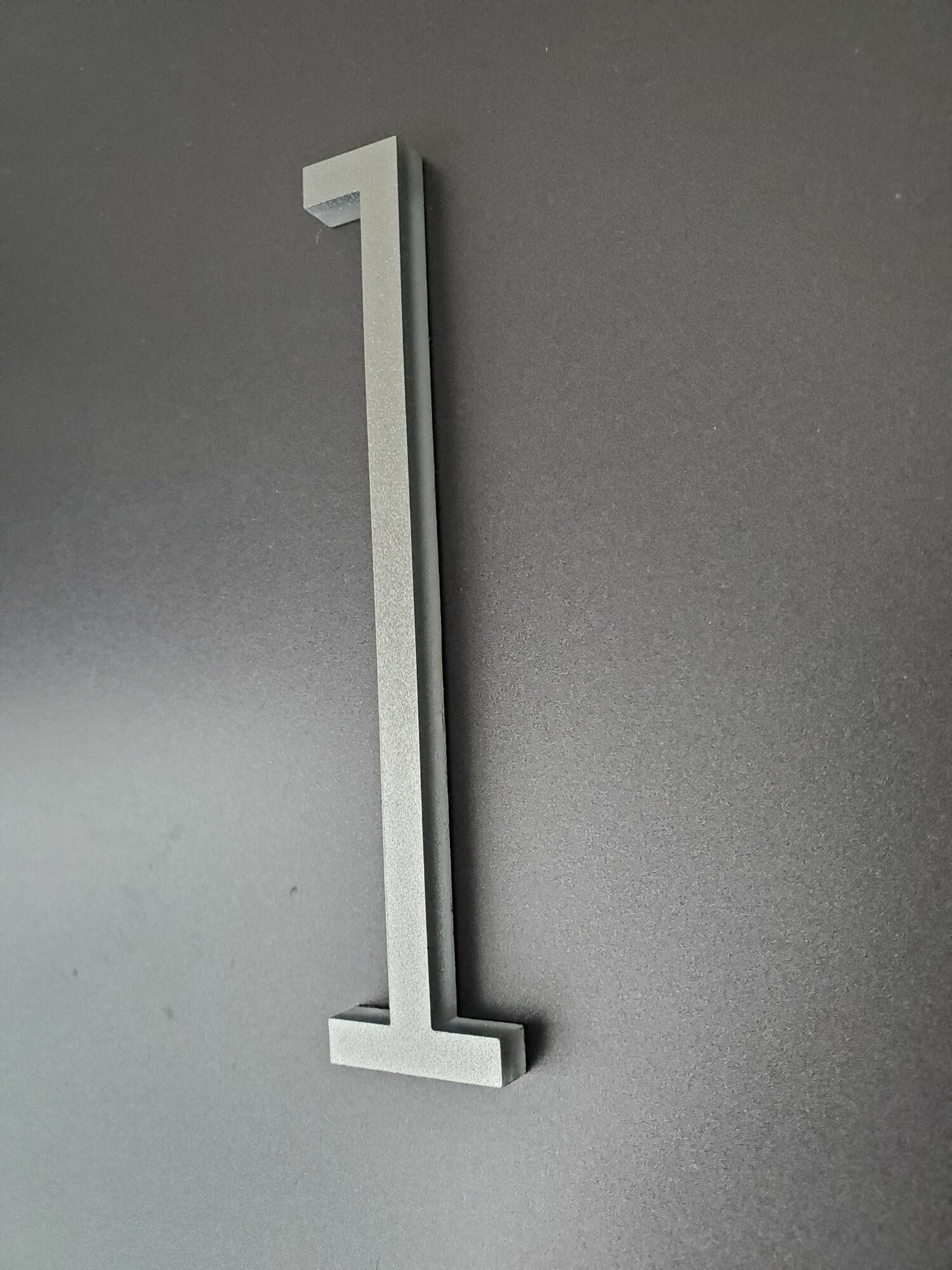 Цифра на дверь "1" в скандинавском стиле, серый металлик - фотография № 3