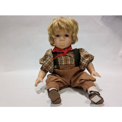 Сувенирная фарфоровая кукла мальчик