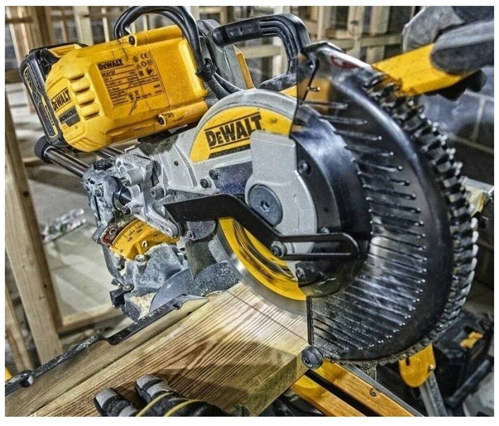 Пила торцовочная аккумуляторная DEWALT DCS727N-XJ, без АКБ и ЗУ - фотография № 6