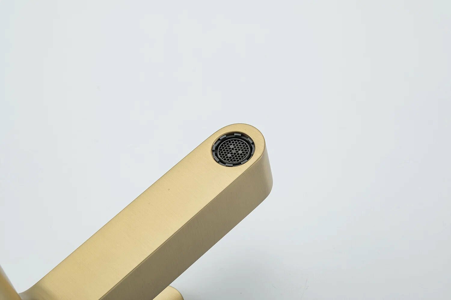 Смеситель для раковины Gappo G1099-33 золотой сатин — фото 1