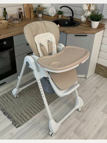 Изображение товара Стульчик для кормления ребенка Bella Baby складной бежевый на колесах с чехлом из экокожи
