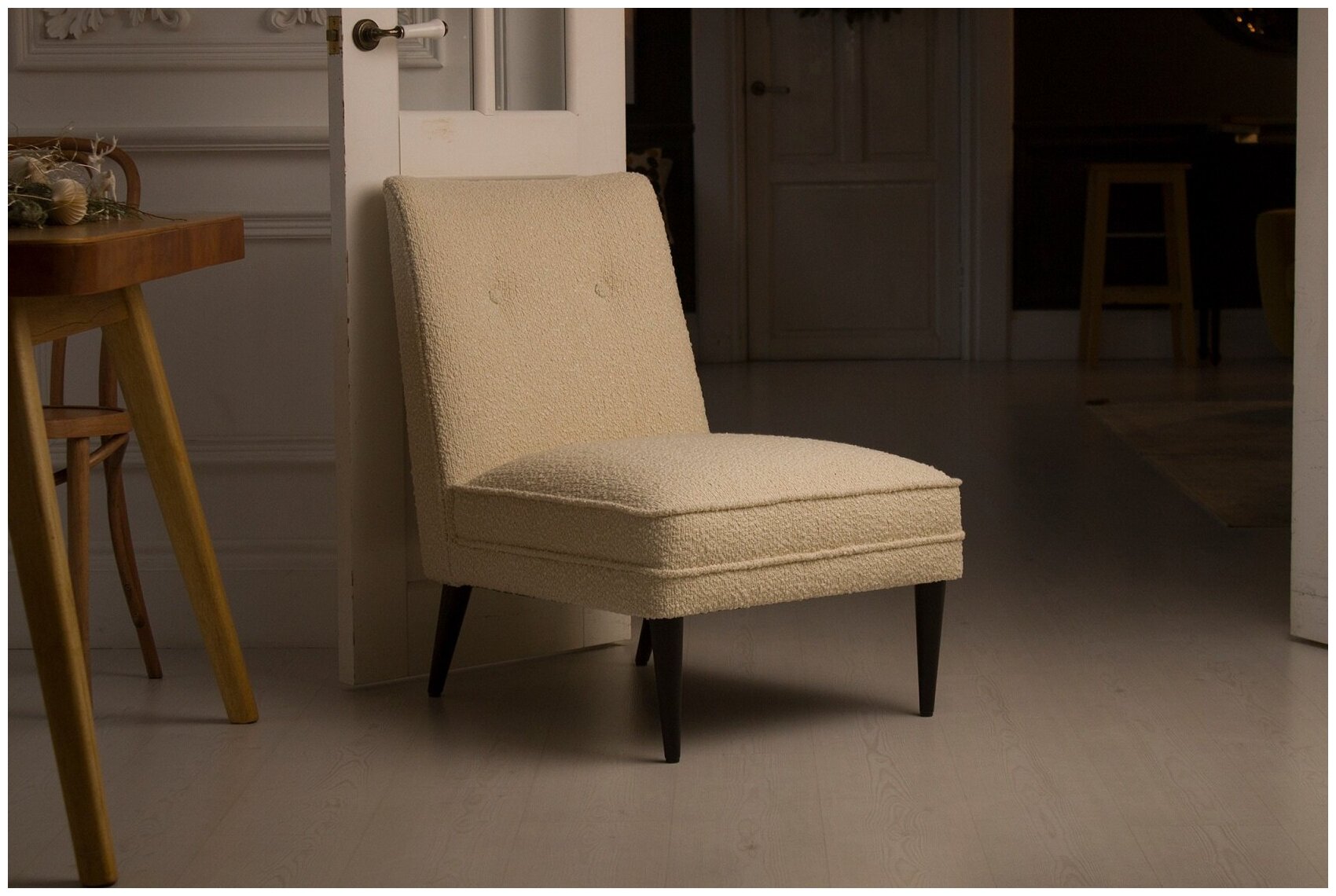 Кресло английское неоклассика для дома в ткани белый букле