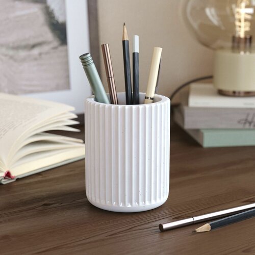 Стакан канцелярский Chloe подставка для ручек и карандашей 11х9х9 см бетон белый глянцевый 1600₽