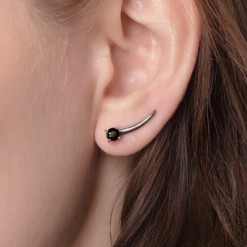 Серьги клаймберы CORDE Серебряные серьги-клаймберы с натуральными черными сапфирами, серебро, 925 проба, родирование, сапфир, размер 4.5 мм, длина 2 см, черный